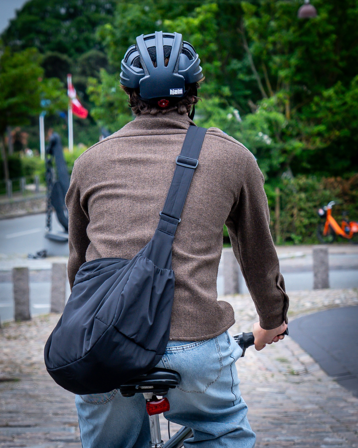 Cyklist med hjælm på vej gennem byen