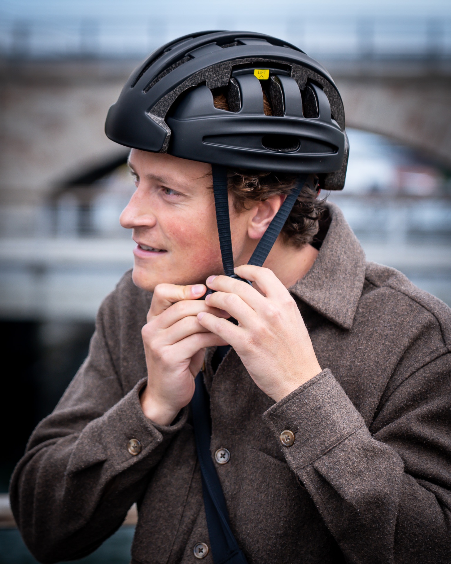 Mand spænder hjælm cykelhjelm under hagen